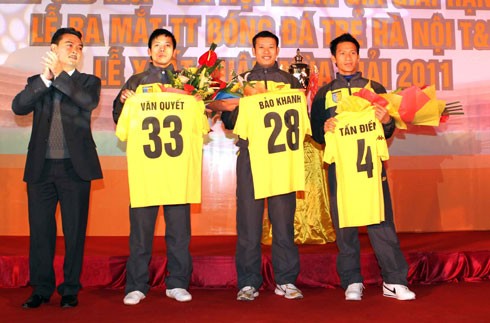 Cuối năm 2010, Đội Viettel giải thể và chuyển giao lại suất đá hạng Nhất cho CLB Hà Nội. Văn Quyết cùng các đồng đội chuyển sang thi đấu cho CLB mới. Tuy nhiên vận may đã đến với tiền vệ này khi anh được đôn lên đội 1 của CLB Hà Nội T&T đầu mùa giải 2011.
